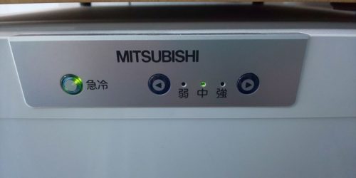 冷凍庫の急冷ボタンを押す