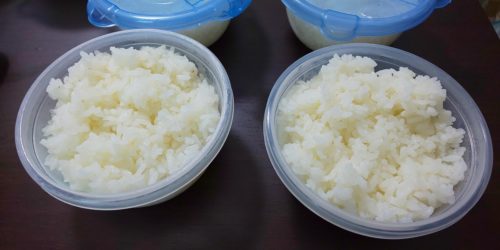 容器にギッシリご飯をつめる