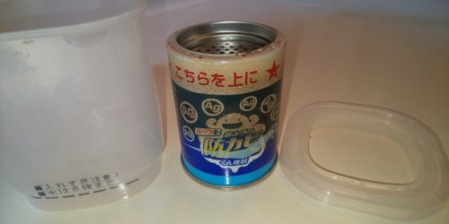 缶の上部が黒っぽくなっている