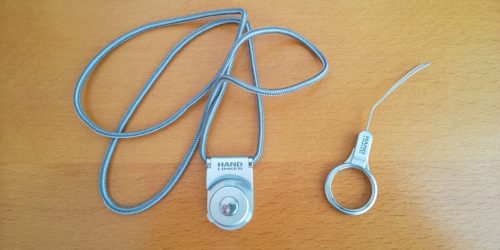 真ん中のボタンを押すとストラップ部分が外れる