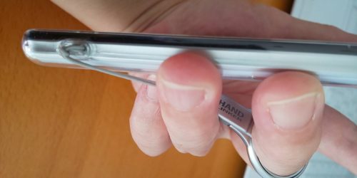 リングに指を通すと落下防止